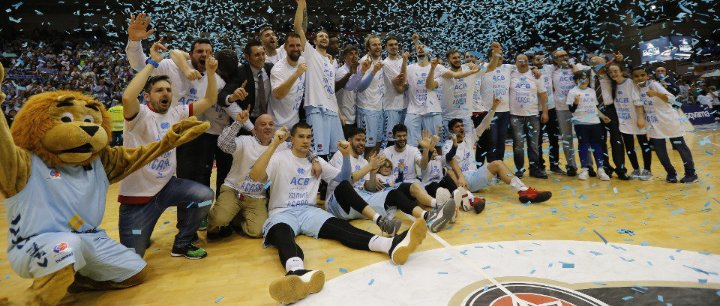 NotInMyHouse26's tweet photo. Hoy hace 1 año de la vuelta de mis amig@s lucenses a la @ACBCOM 12 años después. Ahora toca luchar por que os salveis! Pero seguro que ese día permanecerá en vuestras retinas por siempre! 
@CBBreogan 
#forzabreo 
@KeizerAtticus @ferrepor @AlexCedron
¡A luchar lo que queda! https://t.co/MpByfv5xKQ