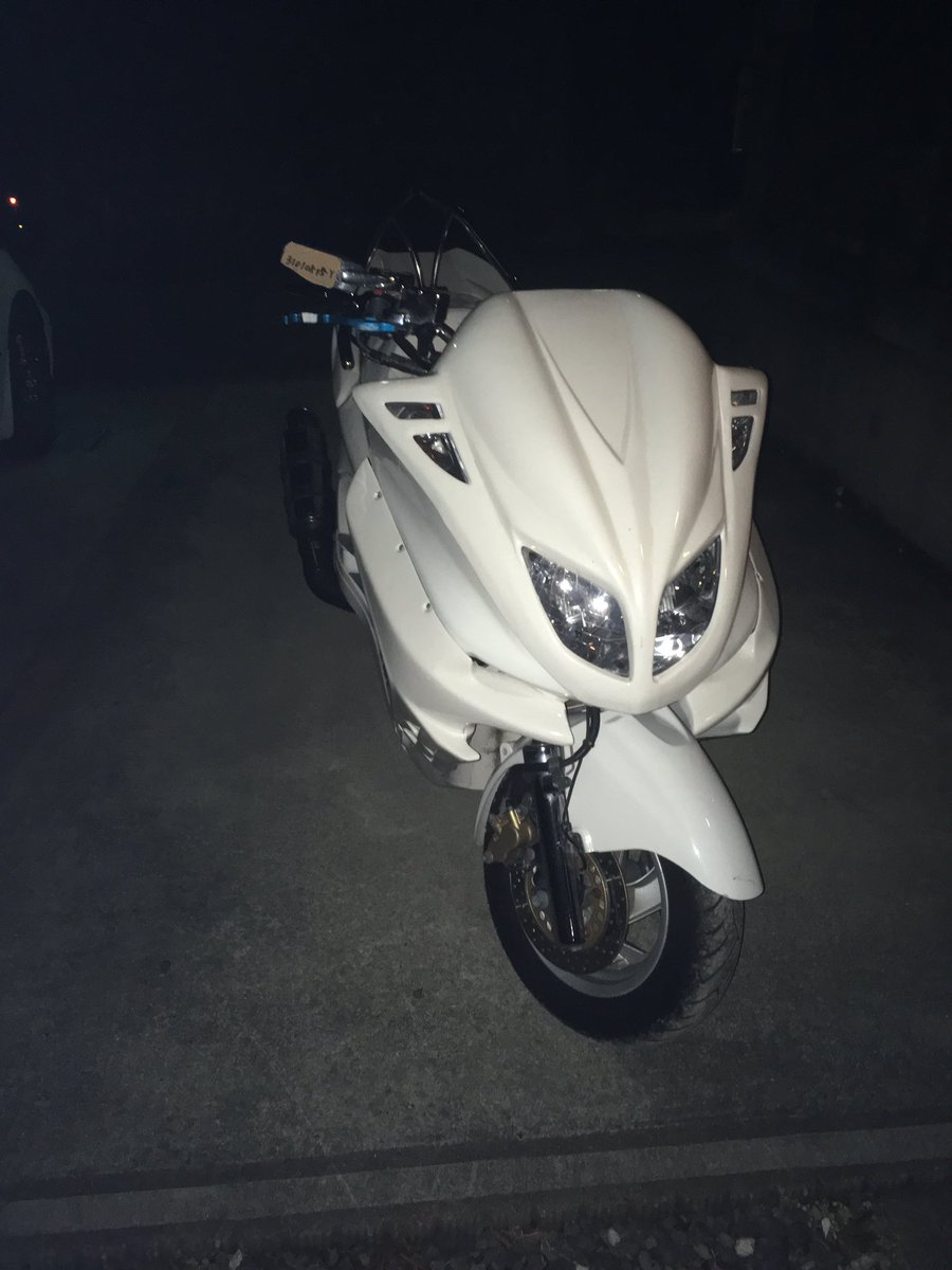 I8251's tweet photo. 東京から白マジェ回します
即決なら安���します！！
不具合
シャッター欠品
ウインカーハイフラ
左のアンダーカウル？がないけど4000円くらいで買えます
シート破れあり
気になる方DM来てください！
#マジェ売ります #単車売ります #ビック売ります #ワンツー売ります #マグザム売ります https://t.co/thHYJ4D7XF