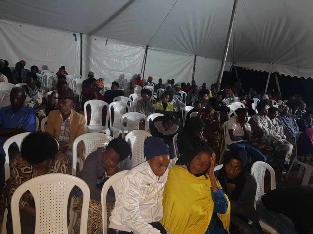 RugandoCell's tweet photo. Umuhango wo #Kwibuka25 Jenoside yakorewe abatutsi 1994 mumurenge wa #Kimihurura waranzwe n' ijoro ryo #Kwibuk25 , Ubuhamya, gusoma amazina y' abatutsi bishwe muri Jenoside. Umushyitsi mukuru yari nyakubahwa @sterwamu mayor wa @Gasabo_District #Kwibuka Twiyubaka @GakwayaLawrenc4 https://t.co/3udIlFwKGw