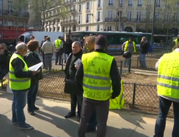 pauvreencolere's tweet photo. et à #paris comme en #regions il y a bien du #giletsJaunes
#acte22/#ACTEXXII
1er #pointManif
1er #manif place du maréchal #juin
1peu +coté #nation
à #Toulouse pareil sauf +de monde
on durera tans que #macron sera Là
sauf miracle sur les bas #salaire=#smic=#augmentationDuSmic=#GJ https://t.co/PqcxmgTREd