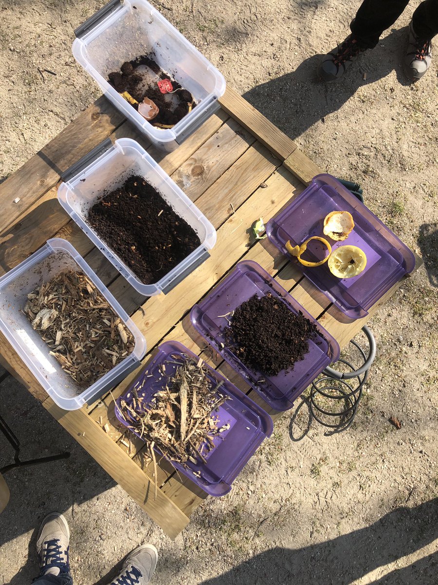 jardindelinsu's tweet photo. ♻️ Un peu de pédagogie sur le compost #CompostdelInsu #JardindelInsurrection https://t.co/rXhXimrmuf