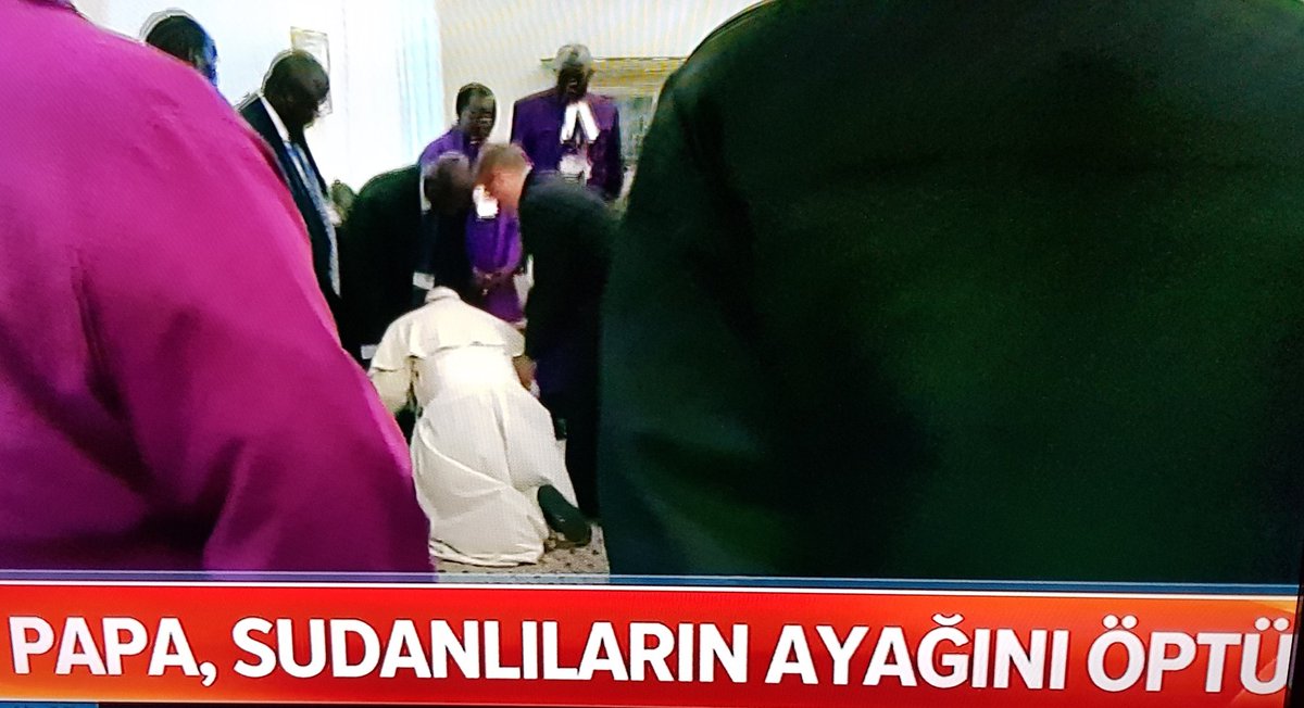 HakkiTurunc's tweet photo. Sudan'ı bölerek Güney Sudan devletini kuran devlet başkanı ve heyetin ayaklarını öpen papa devlet kurmanın ne kadar önemli olduğunun bir göstergesidir;
250 bin şehit vererek kurulan devletimizi yıkmak isteyen hainlere ithaf olunur. https://t.co/0Sj9DSjuHf