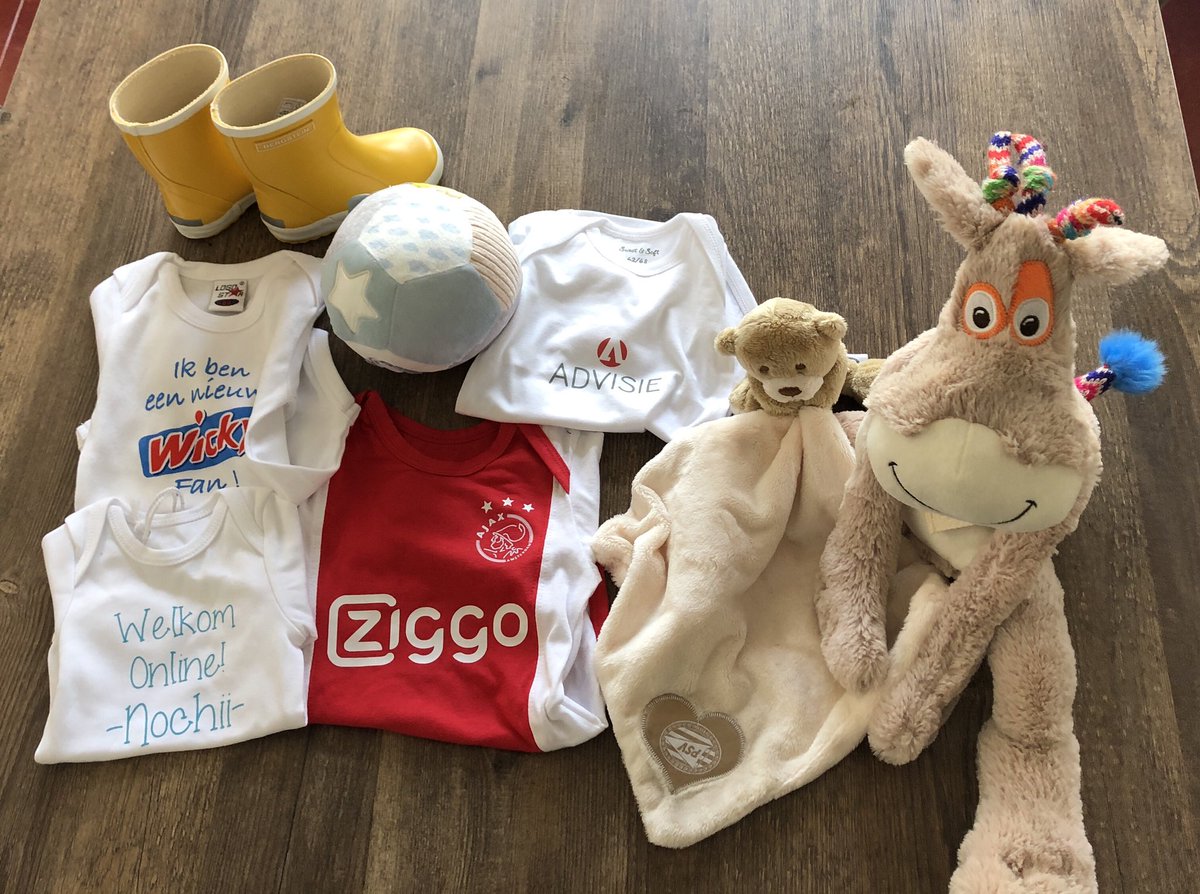 Michael_Petit's tweet photo. Papa worden is natuurlijk het mooiste dat er is.. Maar het was ook super om verrast te worden door vele klanten en relaties! Ontzettend bedankt @TripleDoubleNL, @AFCAjax, @Advisie, @PSV, @MTribune, @WickyNL, @nochiiBV @YoungCapital_NL!! https://t.co/yJlS8Mhdgt