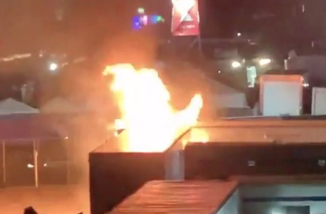 MirrorBreaking_'s tweet photo. BREAKING: Fire breaks out at Coachella music festival as revellers urged to flee https://t.co/jBYQ3CIelZ https://t.co/vUJLqNZMtl