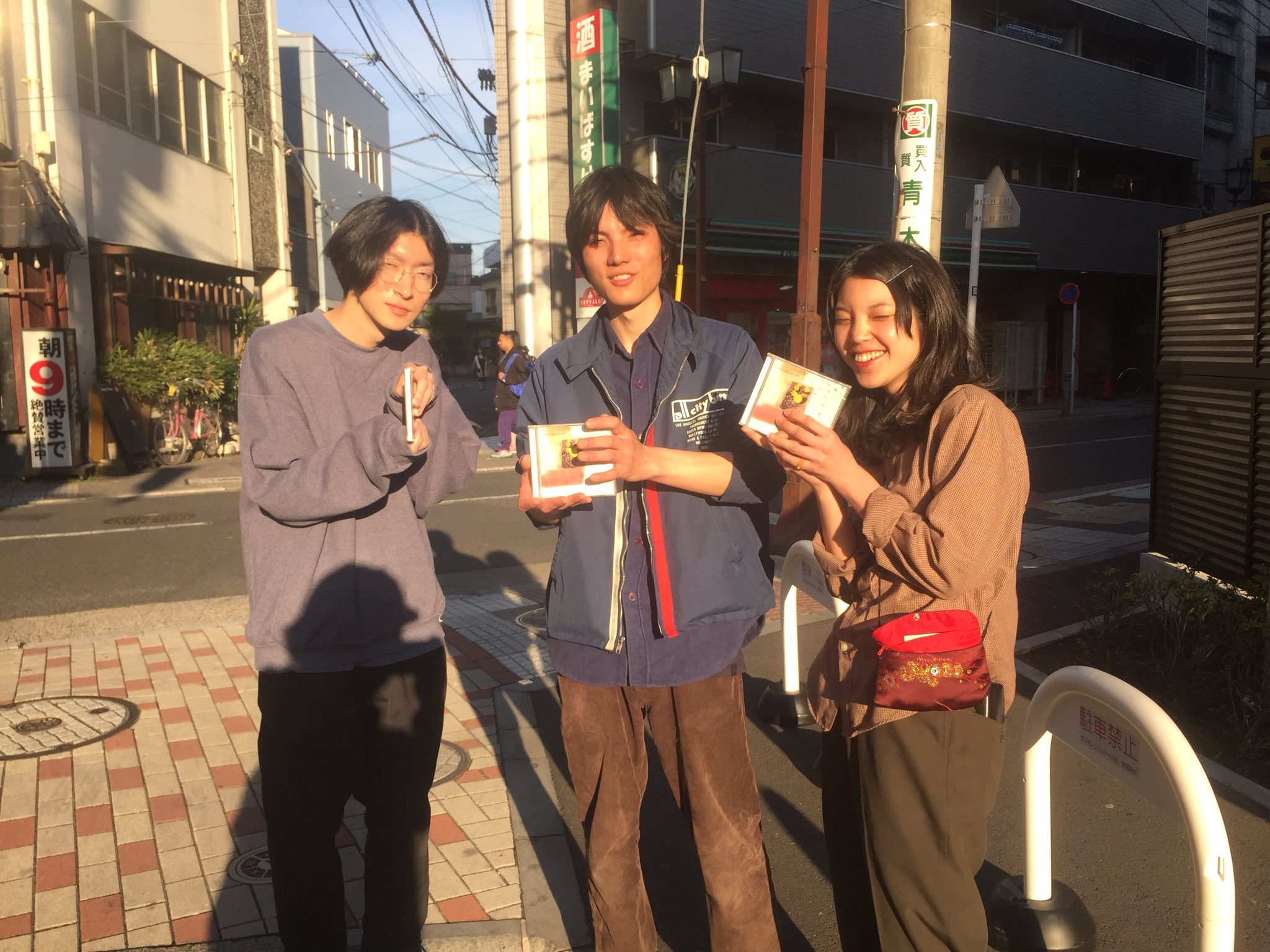 Merimeriyeah New Single 発売日です 本日の小岩bush Bashにて新音源 ゆく春 販売開始です 撮影 松山先輩 イベントも折り返し地点 ブッシュバッシュの窓から見える外も暗くなってbgmの Magic Touch がふわふわ良い感じです 楽しい時間は Merimeriyeah New Single 発売日です 本日の小岩bush Bashにて新音源 ゆく春 販売開始です 撮影 松山先輩 イベントも折り返し地点 ブッシュバッシュの窓から見える外も暗くなってbgmの Magic Touch がふわふわ良い感じです 楽しい時間は