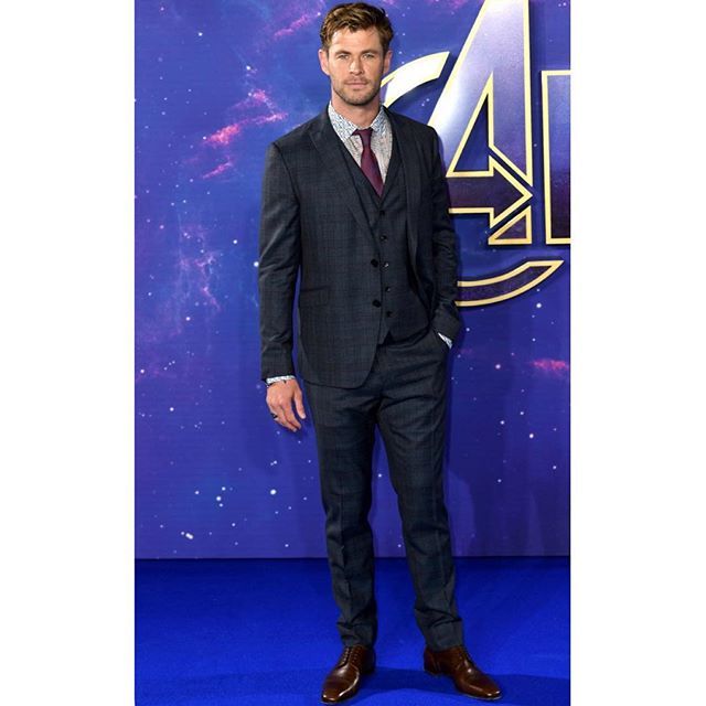 EtroOfficial's tweet photo. Chris Hemsworth looked dapper in an ETRO three-piece plaid print suit as he hit the purple carpet for a fan screening of “Avengers: Endgame” in London.
#Etro #EtroMan #EtroCelebs #chrishemsworth #avengersendgame #avengers https://t.co/Kc61xdRLIm https://t.co/LYWMN5Mu7I