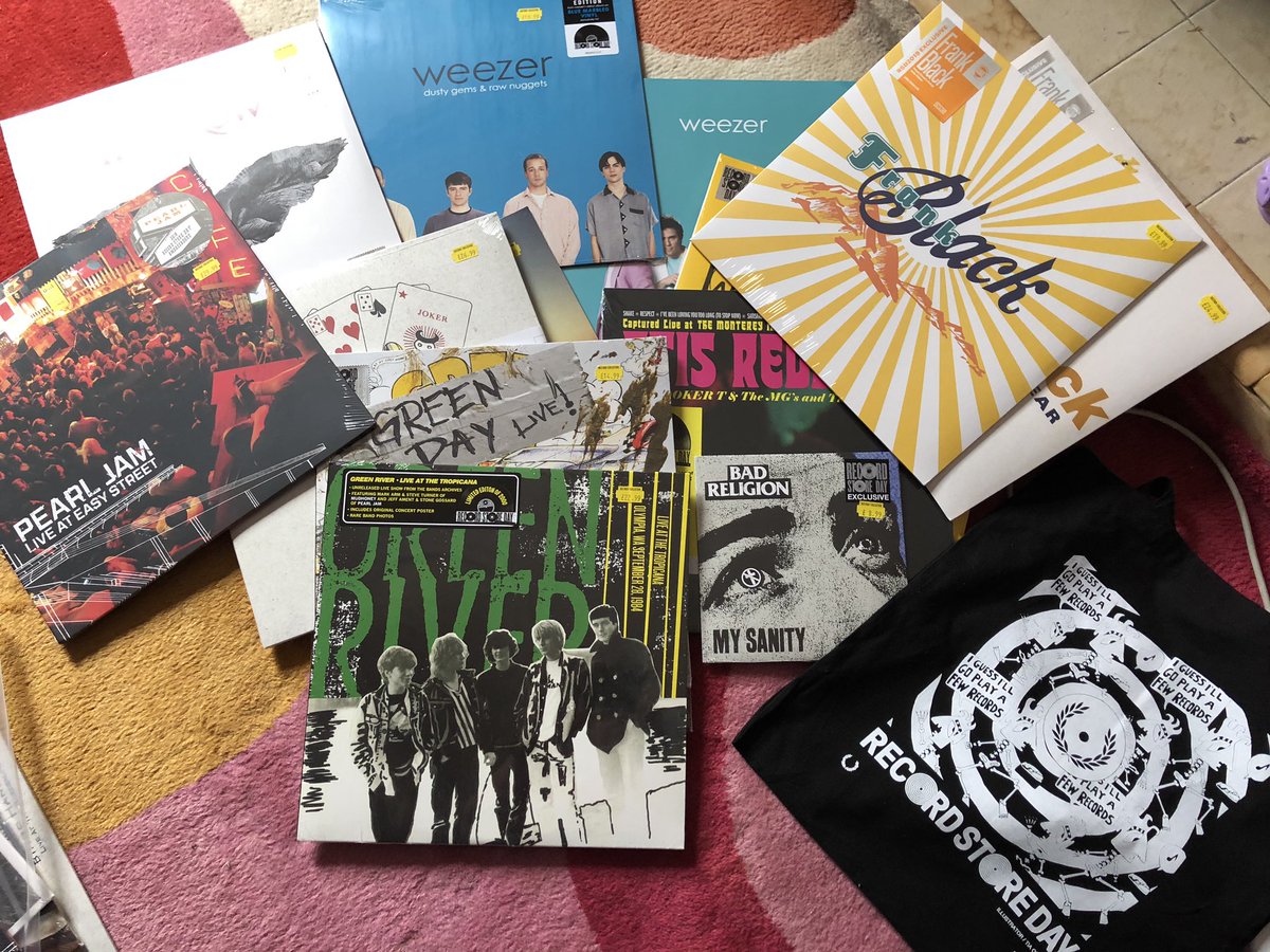 WhatisJPup2's tweet photo. Back home after another successful #RSD haul. Let the listening begin....#vinyl #intheQ@4 https://t.co/JU5jKVodhH