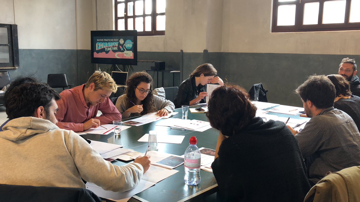 nesta_it's tweet image. Il tavolo di studenti e operatori internazionali si confronta nella fase di esplorazione nella progettazione di #spazipiattaforma con @IDEA_L_S @lucatric @MarcoZapp #socin #design #innovation