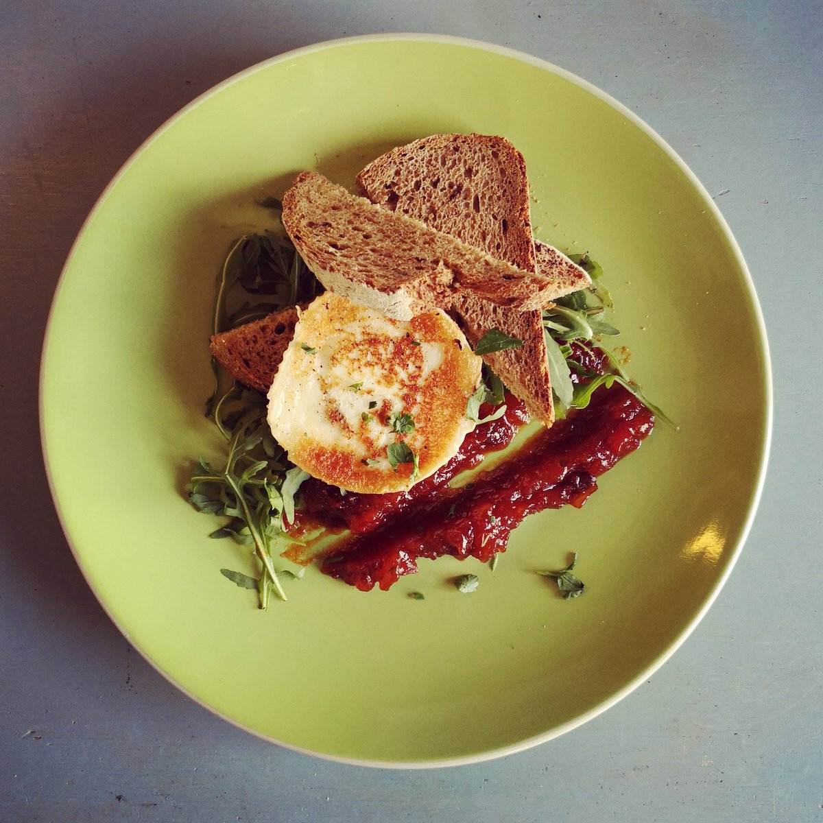 TheRudeShipyard's tweet photo. Pan fried goats cheese, wild rocket, sourdough toast and a spicy tomato chutney. Available form the specials board while stocks last!
🐐🧀🥬🍞🍅 https://t.co/5OlAHZNFhV