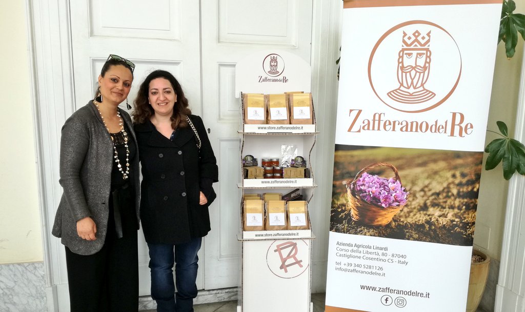 StudioLaRegina's tweet photo. Live dal Salone degli Specchi del Palazzo della Provincia di #Cosenza per la presentazione di #ZafferanoDelRe eccellenza di #Calabria 👸♥️🌺 #zafferano #safron #miele #honey #farina #flour #Food #design #packaging #packagingdesign https://t.co/V2ghobO2dQ