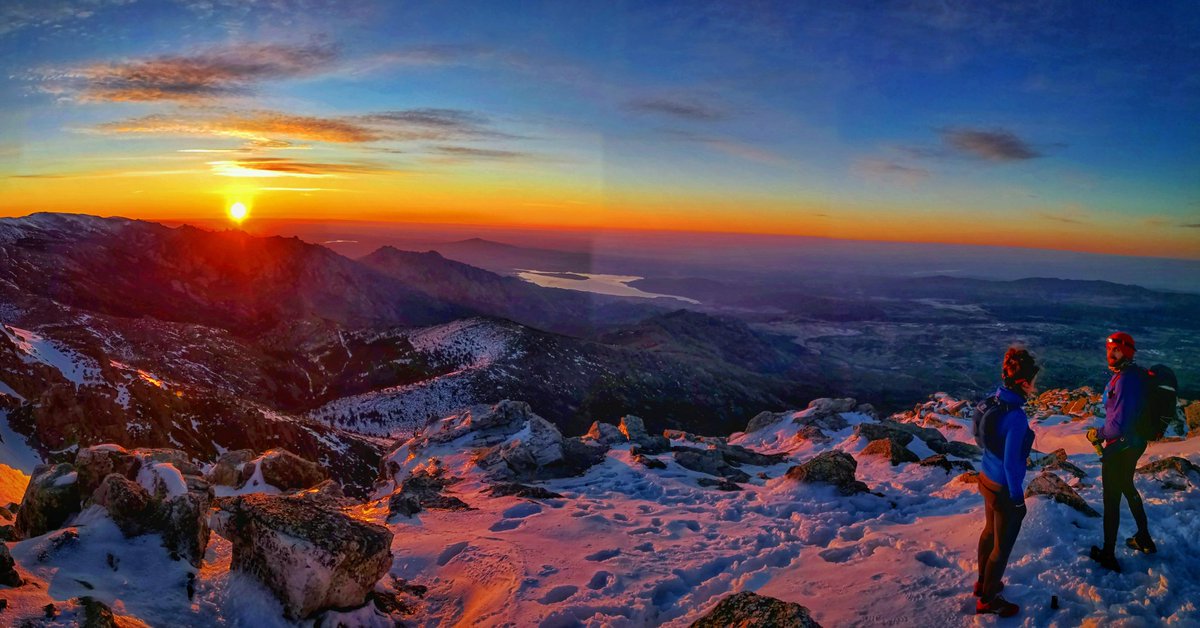 ismacercedilla's tweet photo. Si no puedes hacer locuras del nivel de #10xM de @trailjulian y compañía, puedes al menos intenta disfrutar un ratito de estar junto a ellos con @ana_azpi @boscox69 por #lamaliciosa al amanecer #ComparteTuAmanecer #timetoplay #sierradeguadarrama #ComoCabras @GTPenalara 🏞️🌄🐐😊 https://t.co/Kgh2eRF4Fl