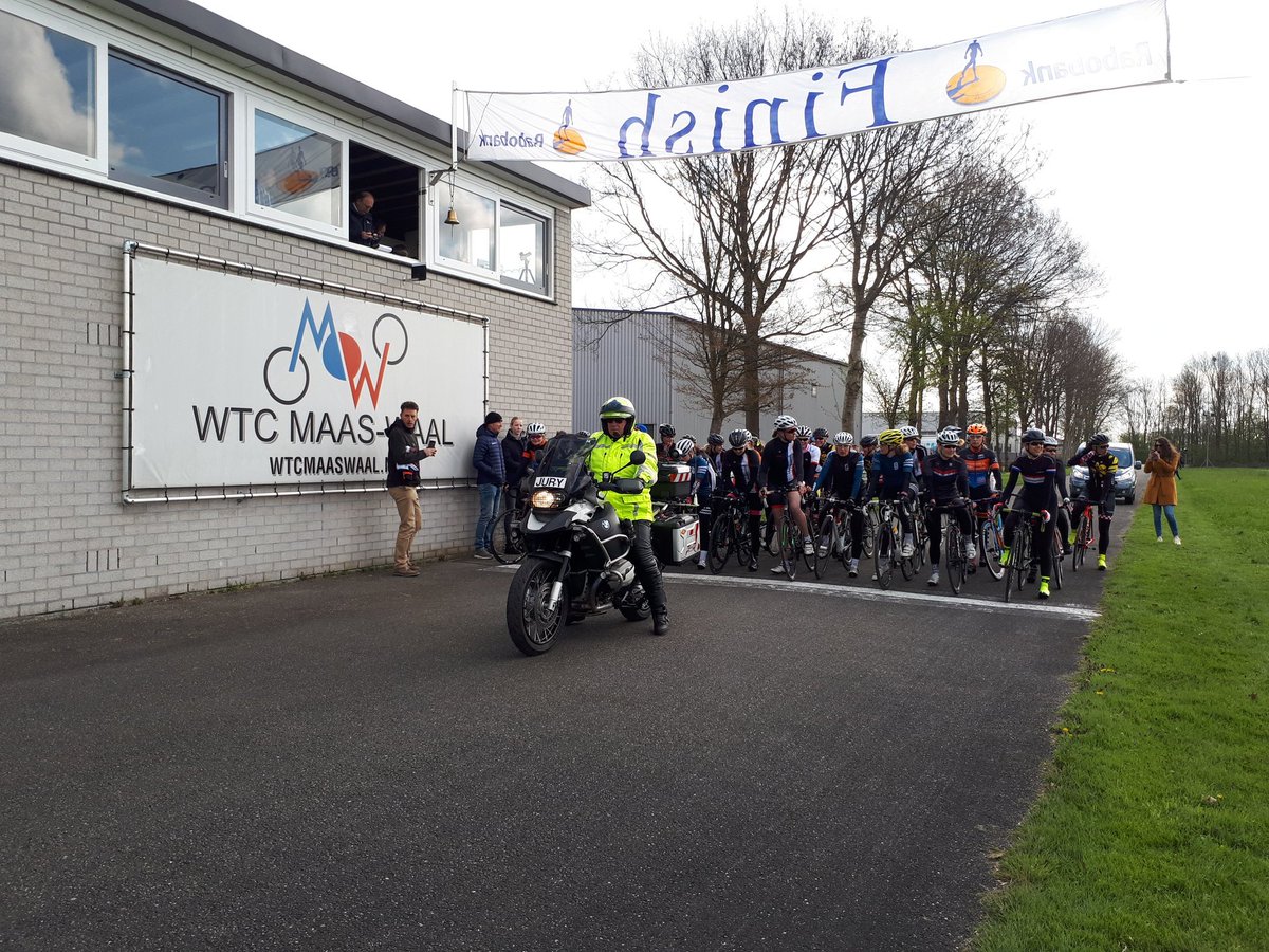 Competitie VW 2019 gestart met Omloop Munnikenland. Bijna 90 deelneemsters in ijskoud Brakel.