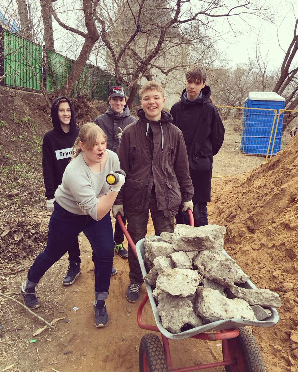 Tagansky_Fox's tweet image. Активная молодежь на субботнике у Новоспасского монастыря #МосковскаяВековаяТрадиция #субботник2019 #ОСТаганка #НовоспасскийПруд #ТаганскаяМолпалата