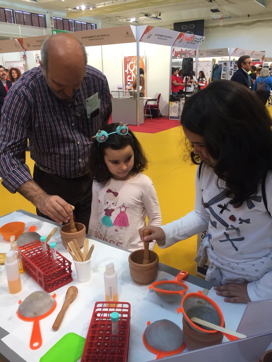 InvestigaUS's tweet image. Grandes y pequeños disfrutan investigando en el #SalónUS 😍 Pásate por nuestro estand antes de las 14.00 horas y disfruta de un buen rato en familia en la @unisevilla @SADUSoficial