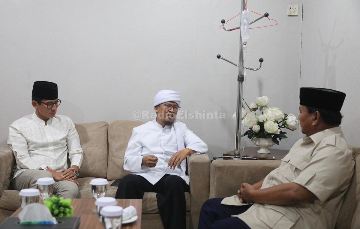 RadioElshinta's tweet photo. Menjelang debat terakhir, Capres dan Cawapres nomor urut 02, @prabowo &amp; @sandiuno didatangi Aa Gym di kediaman Prabowo di Jalan Kertanegara, Kebayoran Baru, Jakarta, Sabtu (13/4) sore. 📷Ros #RadioPemilu2019 https://t.co/l3eigsXGOY