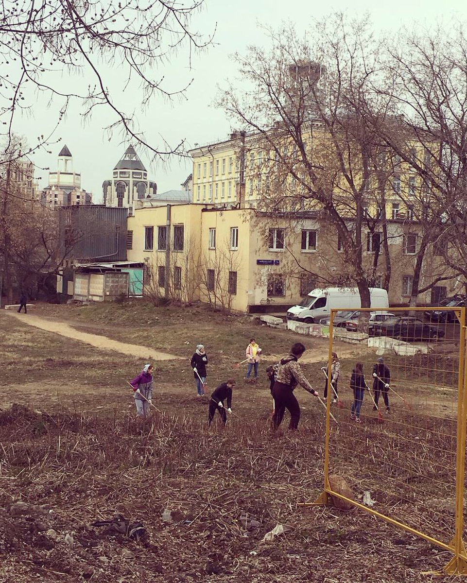 Tagansky_Fox's tweet image. Так непривычно, что дежурный по роте не подгоняет, работай сколько хочешь в своё удовольствие. #МосковскаяВековаяТрадиция #субботник2019 #ОСТаганка #НовоспасскийПруд #ТаганскаяМолпалата