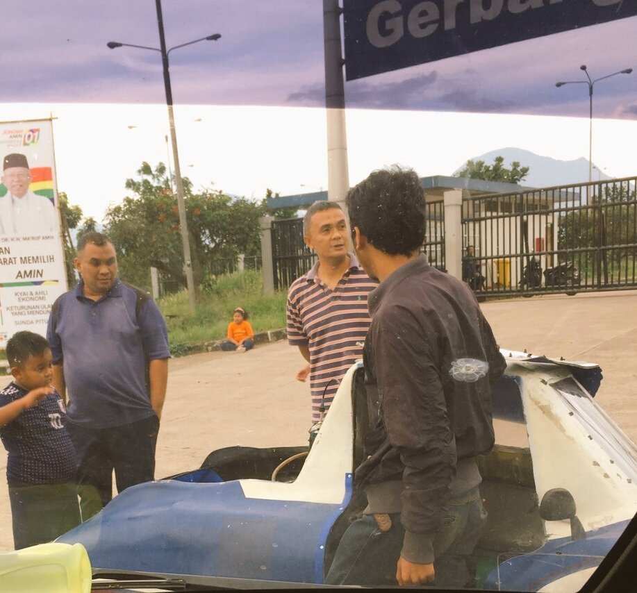 Ini sering kejadian kalo lagi trial ada aja warga setempat yg penasaran hehe..