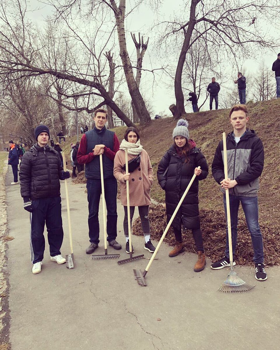 Tagansky_Fox's tweet image. 🤷‍♂️Пошёл на субботник - вспомнил армию. На службе было много интересного (и патрули, и стрельбы, и т.д.) но уборка граблями это отдельная тема. 🌳Теперь буду знать куда можно сходить погулять.
#МосковскаяВековаяТрадиция #субботник2019 #ОСТаганка #НовоспасскийПруд