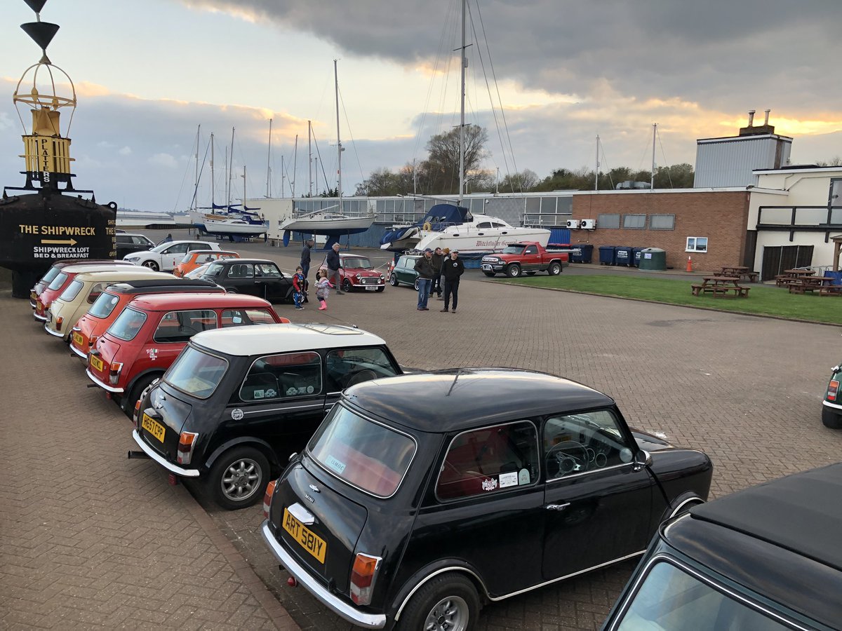 ISMOC_UK's tweet photo. Fantastic turn out for a cold spring evening 23 Minis! #minifamily #ISMOC https://t.co/3ZB4IHJT9t