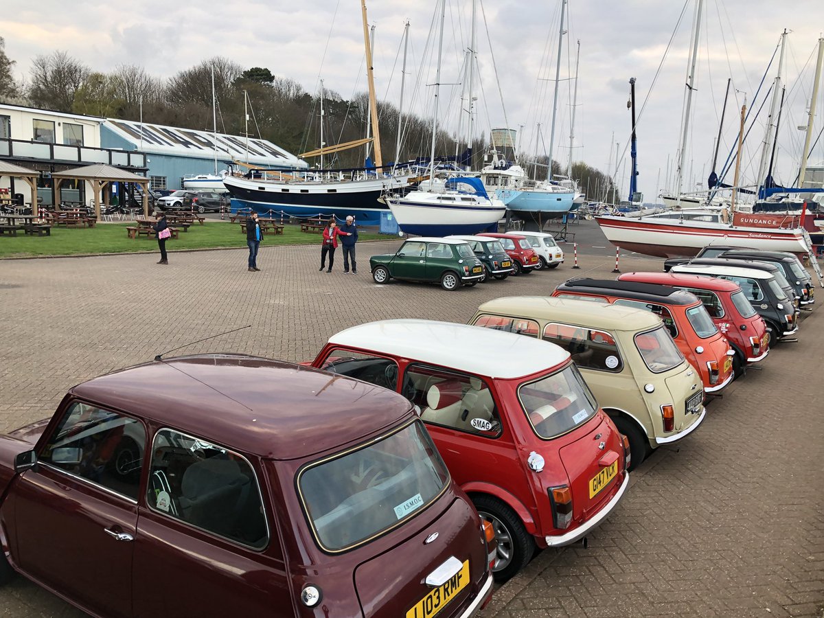 ISMOC_UK's tweet photo. Fantastic turn out for a cold spring evening 23 Minis! #minifamily #ISMOC https://t.co/3ZB4IHJT9t