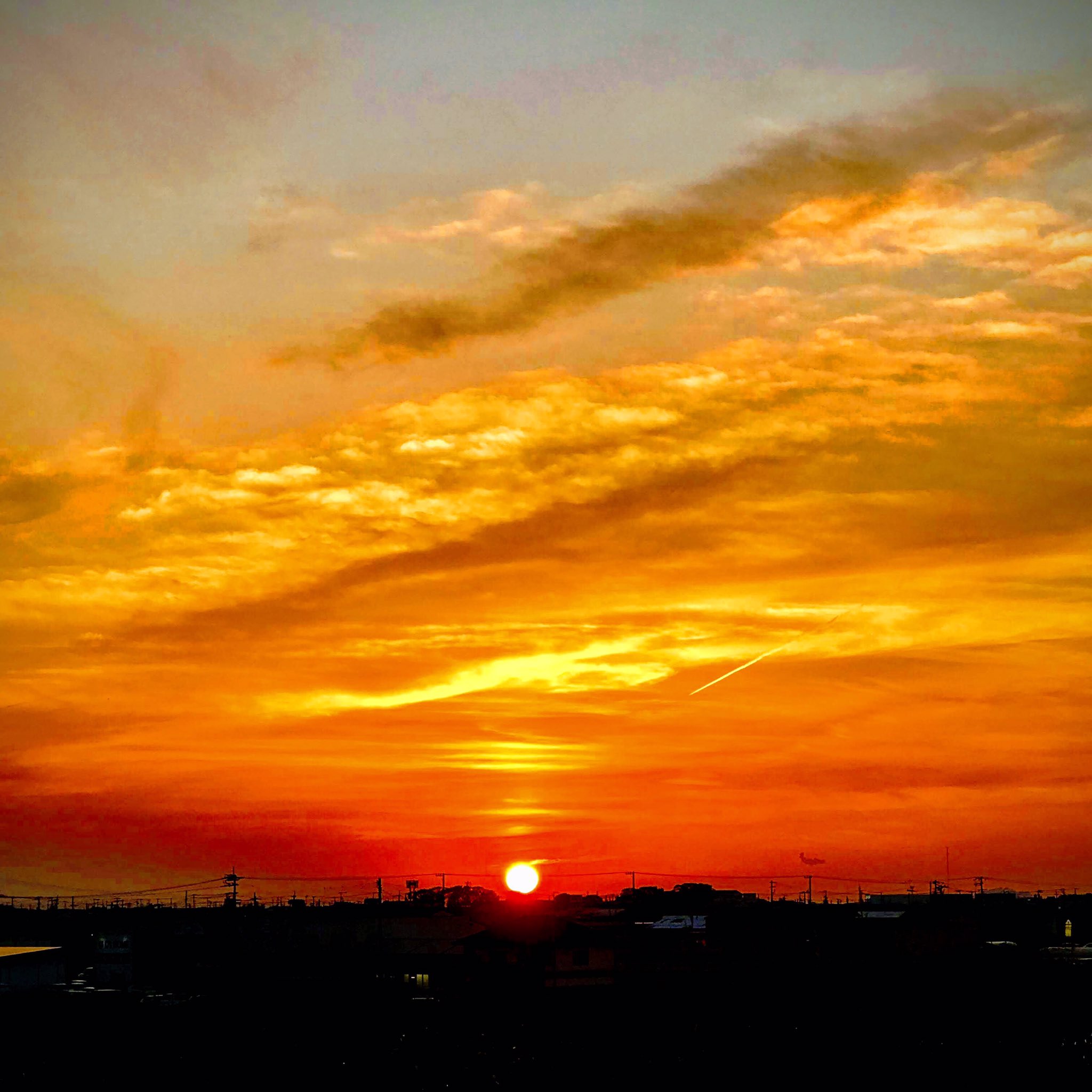 のんちゃん オレンジ色に染まる この日のこの夕焼け空も キレイやね 今日も1日お疲れさまでした タップしてくださいね オレンジ色の空 綺麗な夕焼け空 空がある風景 過去pic Iphone越しの私の世界 写真で伝えたい私の世界 T Co