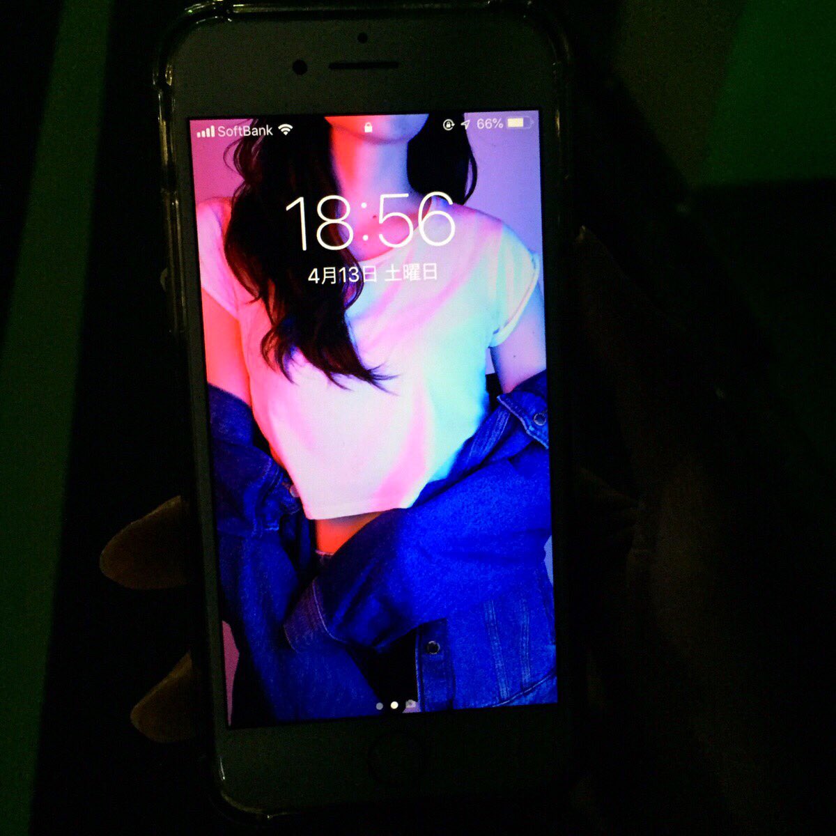GSRNHMD's tweet photo. 気に入ってるから今までずっと地球の写真のままだったロック画面を変更した。この世の誰が自分の写真をロック画面に設定してるだろう?良い感じ。撮影の日、一切のアクセサリーを忘れてアーアって気分だったけど、逆に白いティーシャツとデニムだけで撮ってもらえて良かったな、私のiPhone。 #planetJ https://t.co/4aoBwuT7Fi