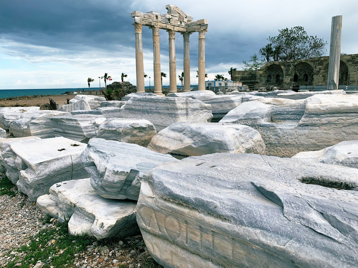 藤村シシン 9月nhkギリシャ神話講座 かつてはアポロン神殿のとなりにアテナ神殿も並んで建っていた ディオニュソス神殿もあって 幸運の女神テュケーの神殿もあって ああーここから古代の交易ルートに乗って アテネに帰りたい
