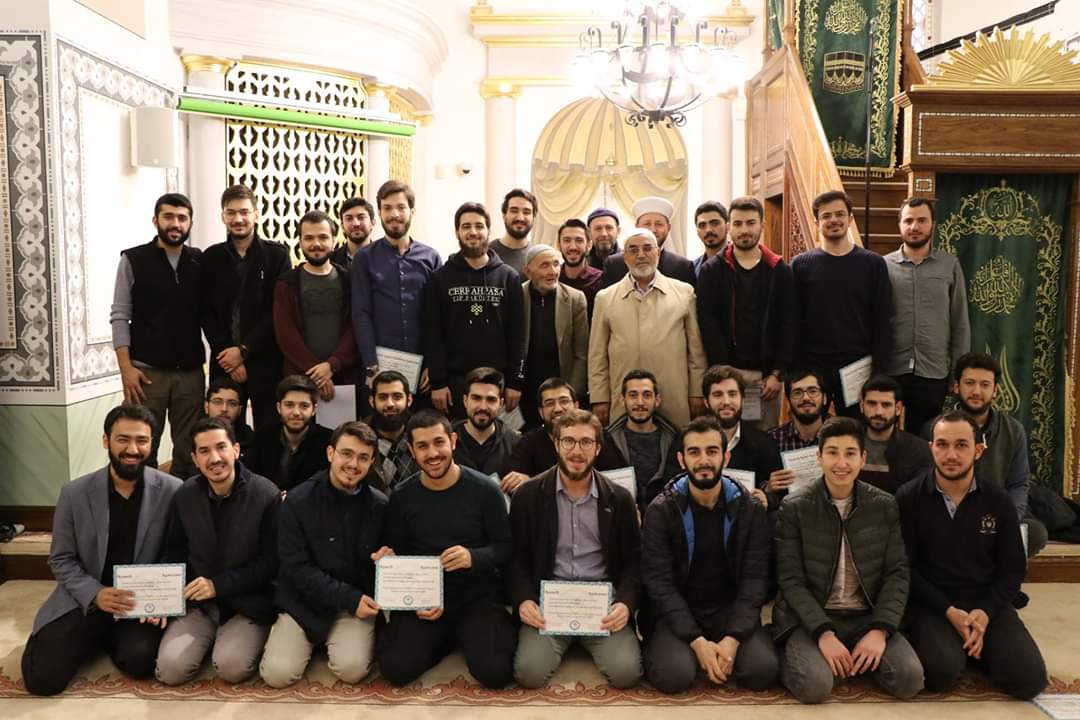 sumbulefendi's tweet photo. Cerrahpaşa Tıp Fakültesi öğrencileri 2018-2019 Eğitim Öğretim Yılı mezuniyet merasimini  camide yapmayı tercih ettiler...Rabbim örneklerini ziyadeleştirsin! https://t.co/brijYRQuVh