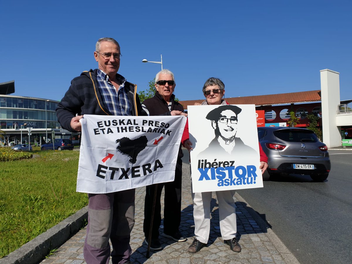 BagoazGO's tweet photo. 250 personnes se sont rassemblées aujourd'hui pour la libération de Ion, Jakes, Unai et Xistor! Prochain rdv le 7 mai à St Péé pour exiger la libération conditionnelle de Xistor #PasUnJourdePlus Un autre refus ne peut être acceptable! https://t.co/0oCR8i00Tb