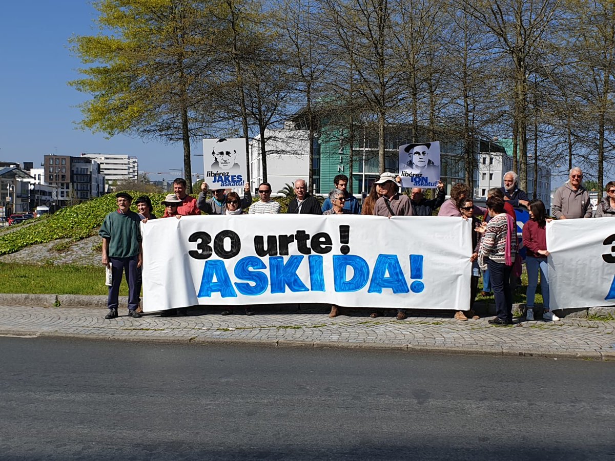 BagoazGO's tweet photo. 250 personnes se sont rassemblées aujourd'hui pour la libération de Ion, Jakes, Unai et Xistor! Prochain rdv le 7 mai à St Péé pour exiger la libération conditionnelle de Xistor #PasUnJourdePlus Un autre refus ne peut être acceptable! https://t.co/0oCR8i00Tb
