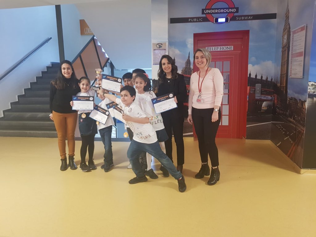 Bahcesehir_Ata's tweet image. First Lego League Junior İstanbul fuarlarında okulumuzu başarıyla temsil eden Uzay Kaşiflerimiz, madalyaları ve sertifikalarını müdür yardımcımız Özge Hasdemir tarafından teslim alıyor. #bkatasehir #bk #bkegitek #codingbk  @mesutkaya2023 @bahcesehir_k12