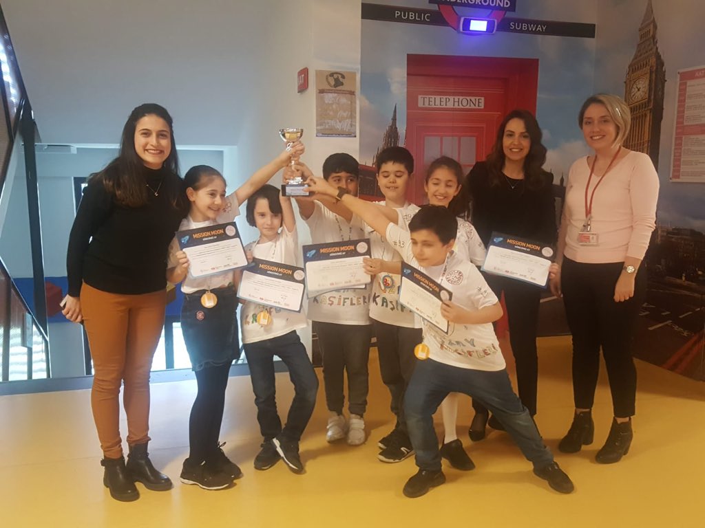 Bahcesehir_Ata's tweet image. First Lego League Junior İstanbul fuarlarında okulumuzu başarıyla temsil eden Uzay Kaşiflerimiz, madalyaları ve sertifikalarını müdür yardımcımız Özge Hasdemir tarafından teslim alıyor. #bkatasehir #bk #bkegitek #codingbk  @mesutkaya2023 @bahcesehir_k12