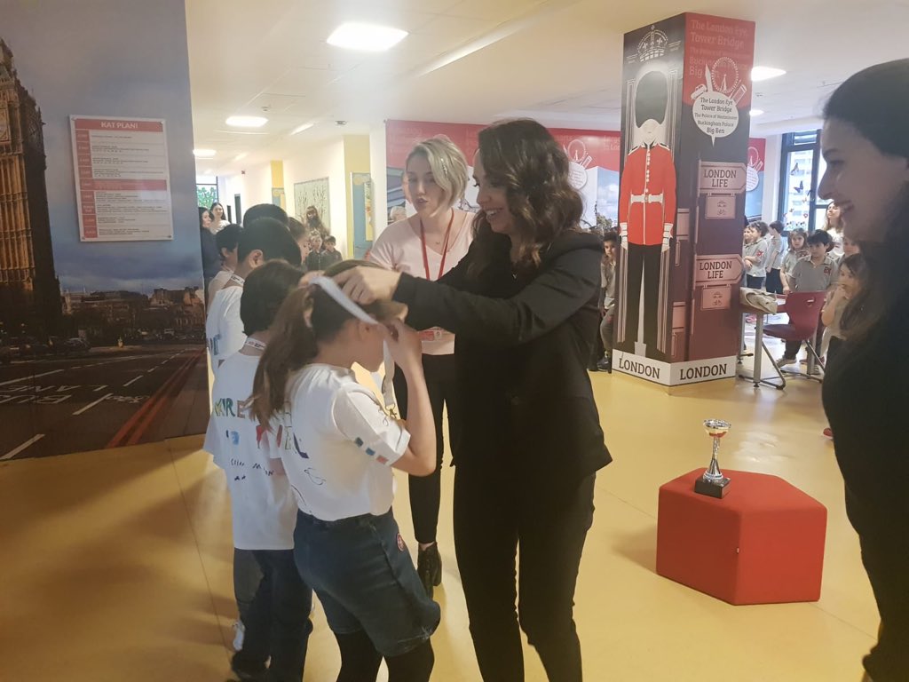 Bahcesehir_Ata's tweet image. First Lego League Junior İstanbul fuarlarında okulumuzu başarıyla temsil eden Uzay Kaşiflerimiz, madalyaları ve sertifikalarını müdür yardımcımız Özge Hasdemir tarafından teslim alıyor. #bkatasehir #bk #bkegitek #codingbk  @mesutkaya2023 @bahcesehir_k12