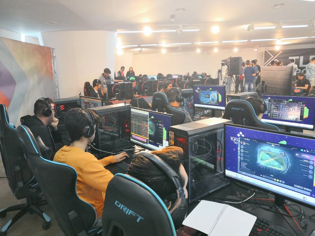 TLP_World's tweet photo. 👊🏻 ¡Van a comenzar las primeras partidas del torneo de League of Legends de #TLPWeekend Tacoronte!

@AequorGaming 🆚 @eSportsLizards

📺 https://t.co/IsjJZainJQ https://t.co/6h6bOe4lZP