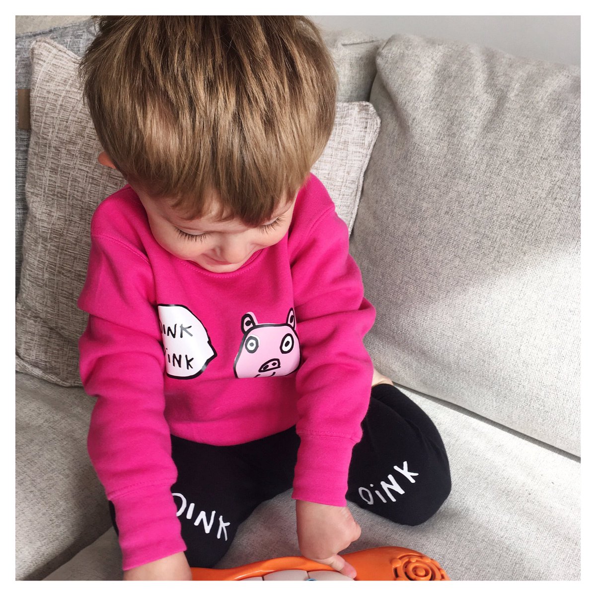 totoandfifi's tweet photo. Super cute pig sweater with matching Oink! leggings. Now available on https://t.co/cSFriZnN2L #designedbykids #printsbykids #totoandfifi #kidswear #celebratingkidscreativity https://t.co/yqd8gh890I