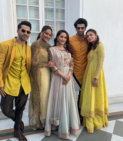 MumbaiPressNews's tweet photo. Kalank team posses in the yellow outfit for the promotion of the film
#kalankpromotion
@Varun_dvn @aliaa08 @sonakshisinha @MadhuriDixit #aditayroykapur https://t.co/4jpSgnPpkZ