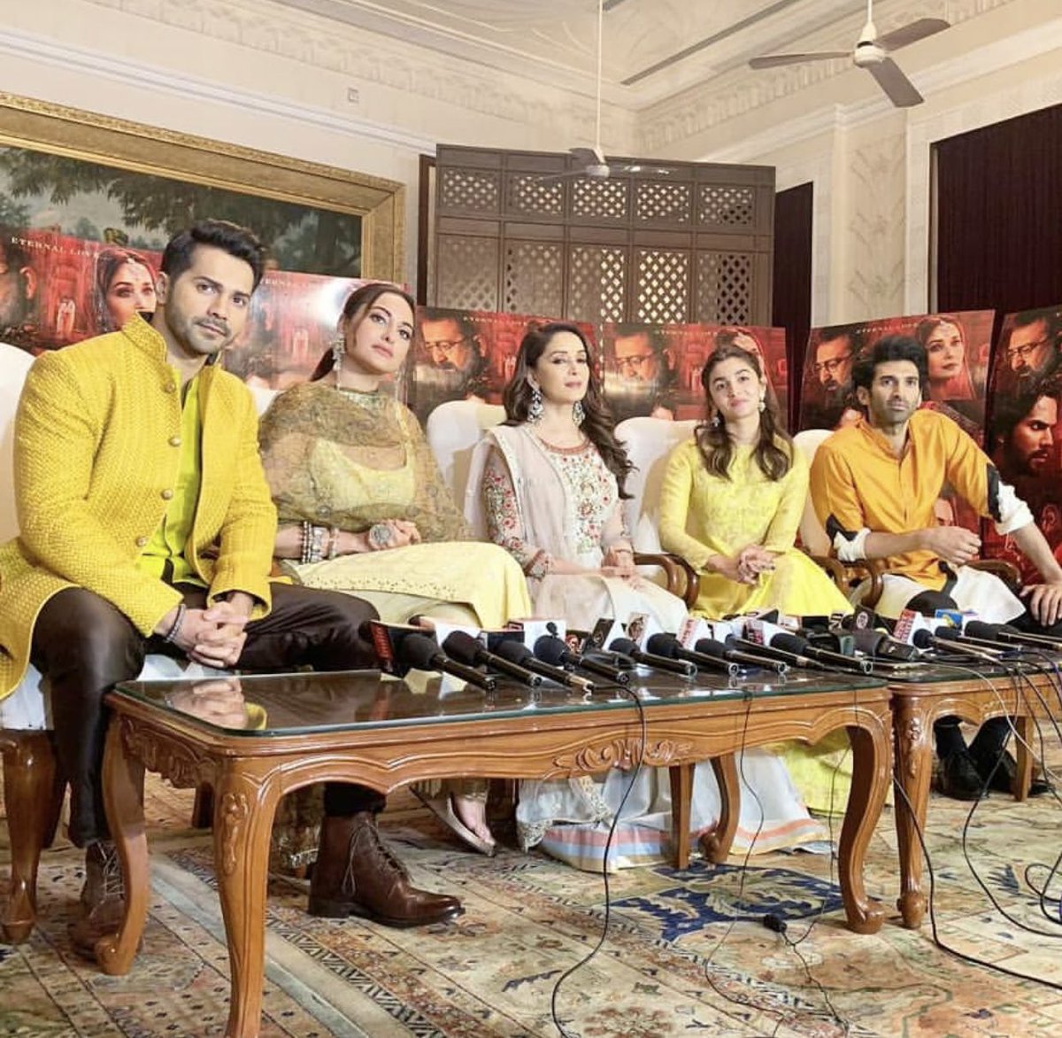MumbaiPressNews's tweet photo. Kalank team posses in the yellow outfit for the promotion of the film
#kalankpromotion
@Varun_dvn @aliaa08 @sonakshisinha @MadhuriDixit #aditayroykapur https://t.co/4jpSgnPpkZ