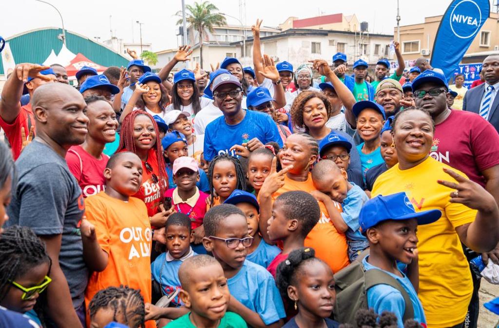 lagosyouknow's tweet photo. Our Lagos Governor-elect, Mr. Babajide Sanwo-Olu @jidesanwoolu, and group of children during a walking exercise, 'Out On A Limb' Walk, on Awolowo Road in Ikoyi Lagos, earlier today. #ForAGreaterLagos https://t.co/kJSIUJ3VI4