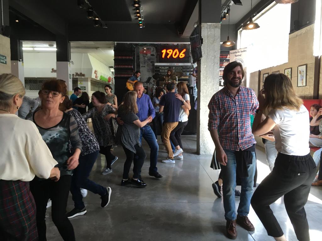 mayeuswing's tweet photo. Nuestros #DomingosDeSwing vuelven este domingo al #MercadoBerbes. Disfruta de la música en directo de #Xoubaswing Trío y del Taller gratuito de Lindy Hop. ¡E se chove que chova, nada nos para! Os esperamos a las 12:30h.

#Bailamos? #VigoTieneSwing #Mayeuswing #SwingVermu https://t.co/pMZln7QKIp