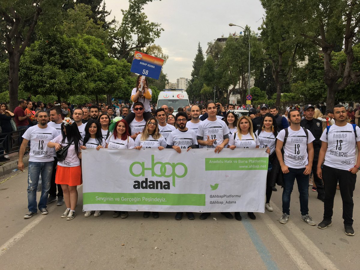 Sokakları bahar kokan Adana’mızın, güzide festivali ‘Portakal Çiçeği Karnavalı’na katıldık. Kortej yürüyüşünde; gözlerinde ‘sevgi ve gerçek’i taşıyan Ahbaplarımız, etrafına da mutluluk saçtı. Kalplere dokunan tepkiler, yüzümüzde tebessüm ettirdi. <a href="/haluk_levent/">Haluk Levent</a> <a href="/ahbapplatformu/">Ahbap Platformu</a>
