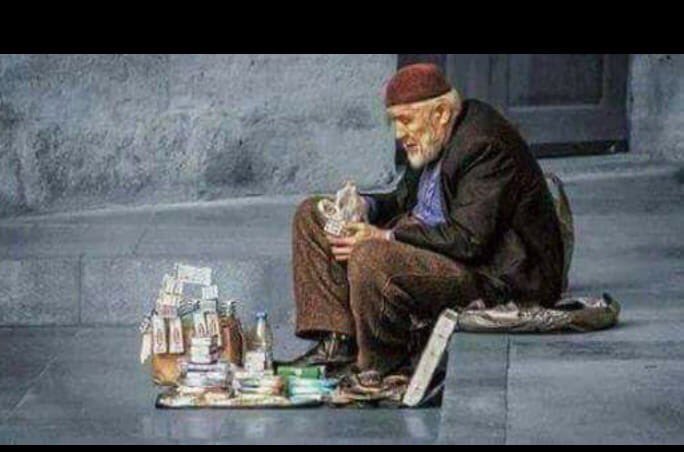 UfukDemiray's tweet photo. "Yirmi tane yara bandı bir lira" diyor amca, alan yok.. 
Hiç mi kanayan yaranız yok ?
Velev ki olmasın, vicdanınız da mı yok! https://t.co/4l89pQ4UIQ