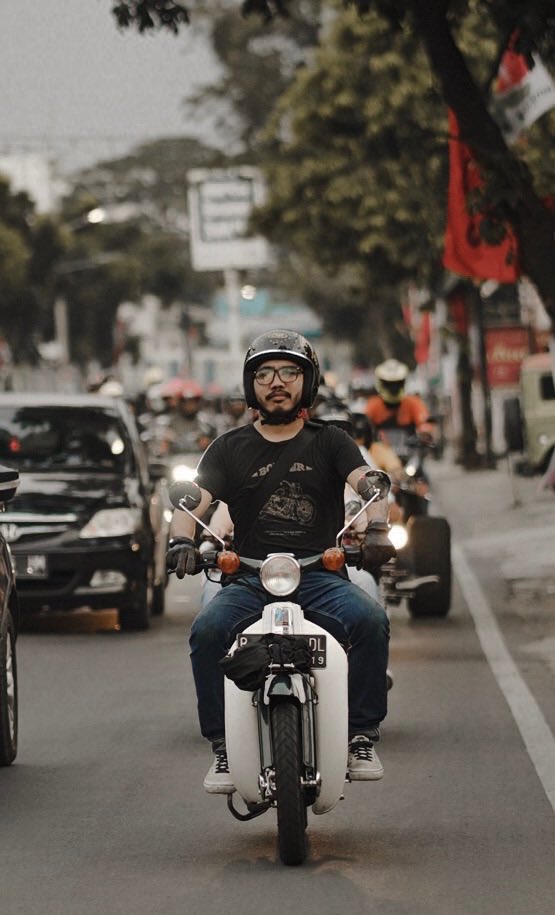 Gak ganteng, motor butut, tapi kalo makan di resto yang dilihat menunya, bukan harganya. 😘