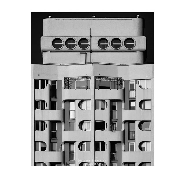 °086°
#wrocław #wroclawskimanhattan #blackandwhite #blackandwhitephotography #architecture #facade #architecturephotography #brutalism #brutopolis #brutal_architecture #modernism #modernist #modernistarchitecture #brutalistarchitecture #concrete #betonbr… bit.ly/2D9MR1W