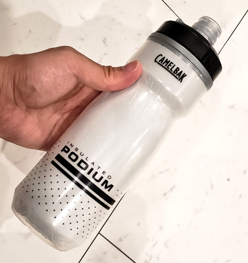 Miagi Camelbakの新型ポディウムボトル とにかくキャップの分解のしやすさが素晴らしい 簡単に分解出来るので内部までガッツリ洗浄可能でスポーツドリンクを使う人ほどオススメしたい 握りはちょっと硬いかと思ったが いざ飲む時は出す量が調整しやすく