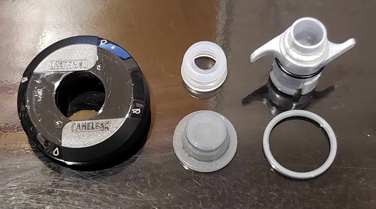 Miagi Camelbakの新型ポディウムボトル とにかくキャップの分解のしやすさが素晴らしい 簡単に分解出来るので内部までガッツリ洗浄可能でスポーツドリンクを使う人ほどオススメしたい 握りはちょっと硬いかと思ったが いざ飲む時は出す量が調整しやすく