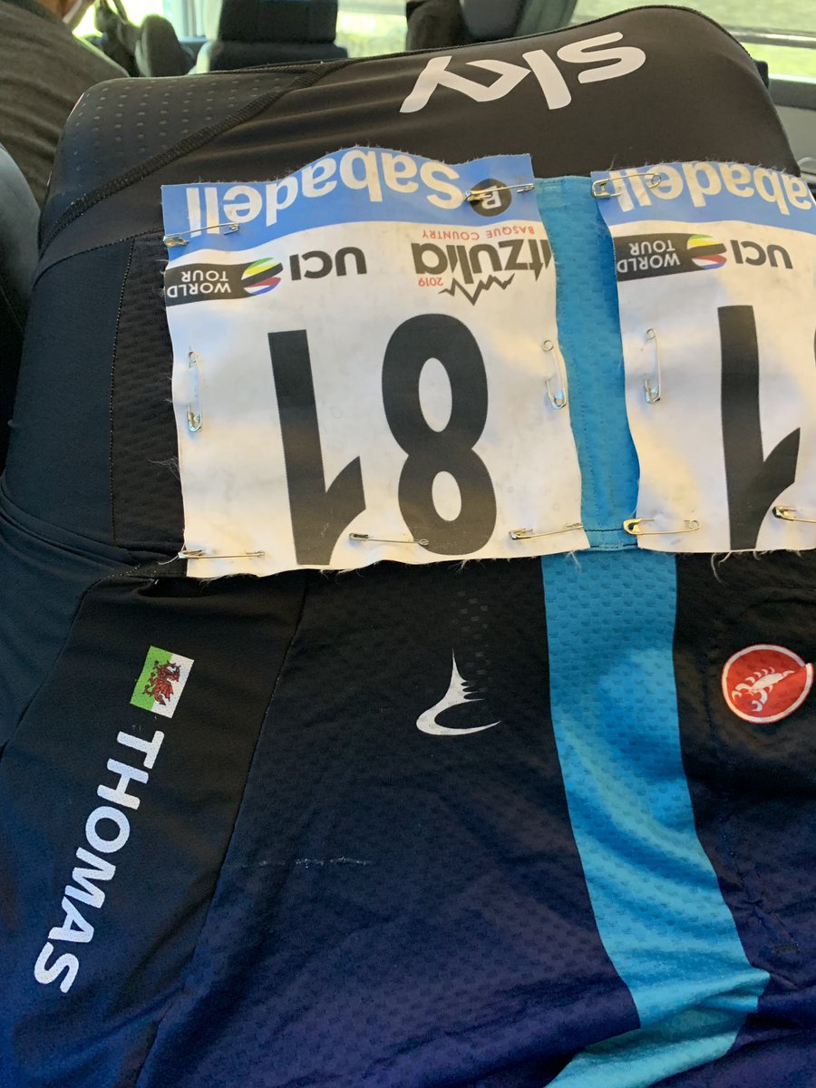 GeraintThomas86's tweet photo. Last time I’ll ever be doing this... (unless I get a last minute call up for Roubaix🙈🤣) #cheerssky 👍🙏 https://t.co/loWtvET4cn