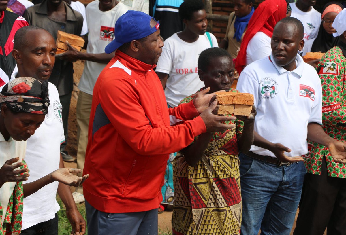 CnddFdd's tweet photo. Le Secrétaire Général du Parti @CnddFdd était ce samedi aux côtés des Bagumyabanga de @RuyigiProvince dans les travaux de construction de la Permanence Provinciale. #Burundi https://t.co/AEZMZbNyIy