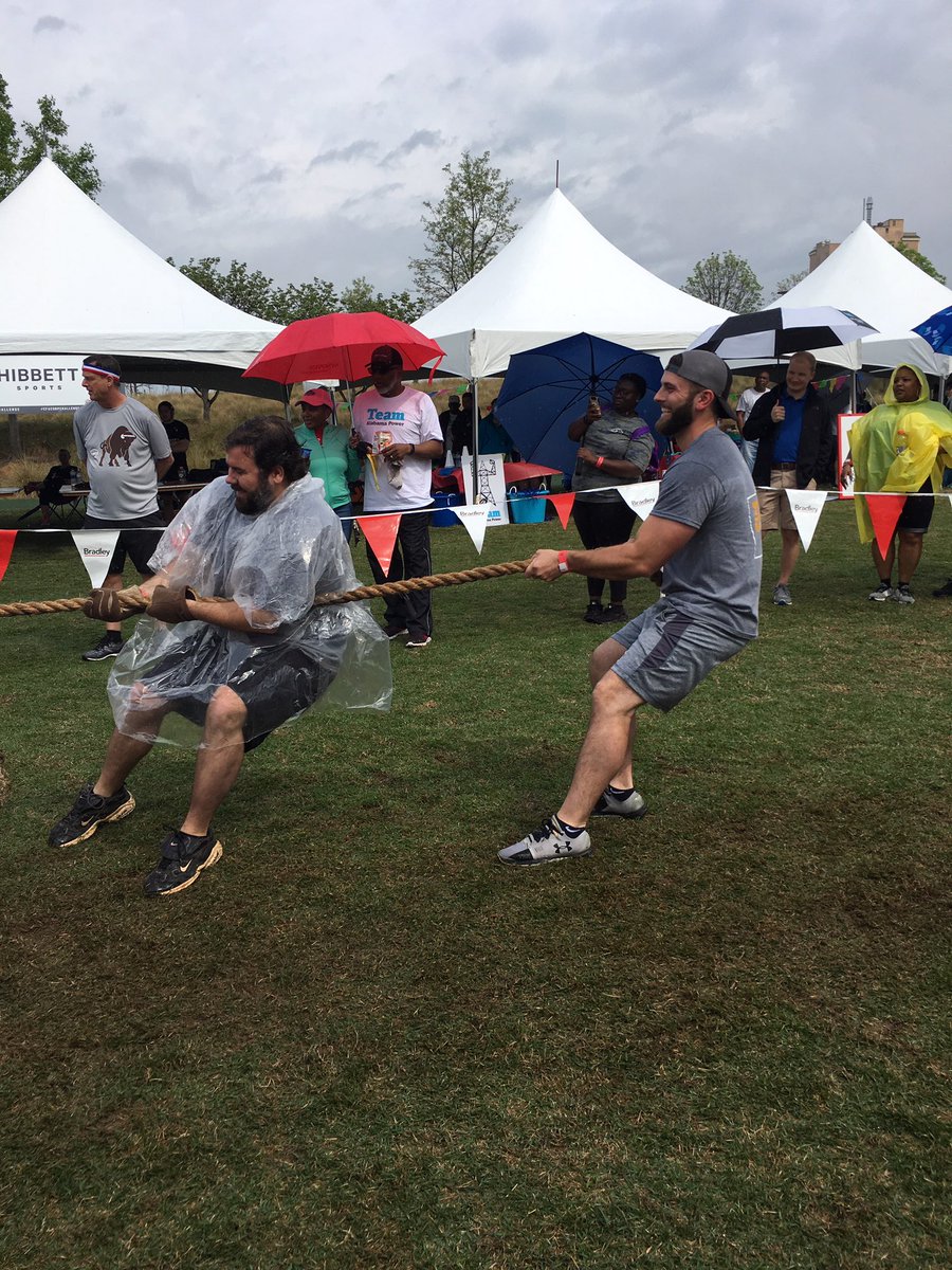 lifeatgray's tweet photo. Nothing like a friendly little game of Tug o’ War! @BhamChallenge #Birmingham #BhamCorpChallenge #GrayFamily #CFACorpChallenge https://t.co/OzKoxvgEX4