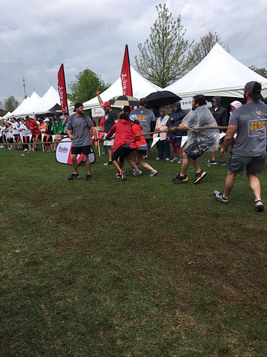 lifeatgray's tweet photo. Nothing like a friendly little game of Tug o’ War! @BhamChallenge #Birmingham #BhamCorpChallenge #GrayFamily #CFACorpChallenge https://t.co/OzKoxvgEX4