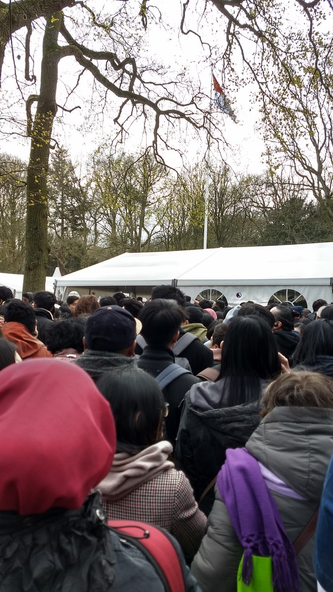 nskrl's tweet photo. Perjuangan antre outdoor 4 jam, suhu 5° diselingi hujan es, cuma untuk PEMILU! Jadi untuk yang tinggal ke lapangan RT, ga pake antre lama dan keujanan es, jangan golput ya!!! https://t.co/WQiQbuPaWm